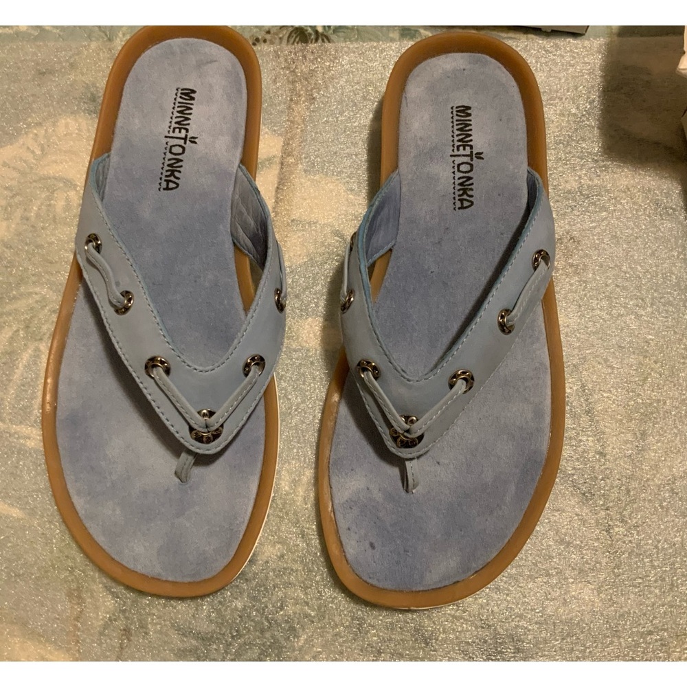 Minnetonka thong sandals size 8.